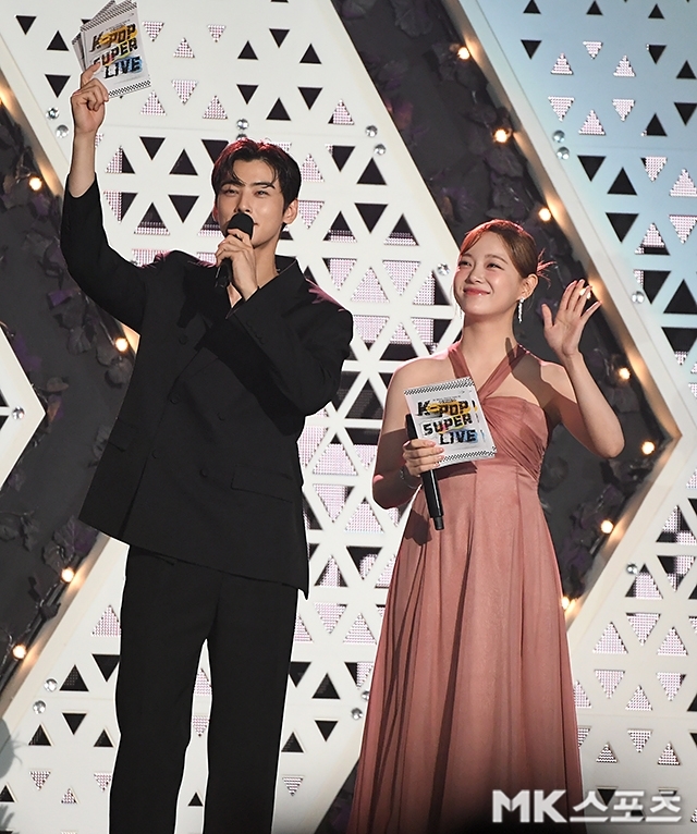 車銀優日前與好友金世正一起主持首爾慶典