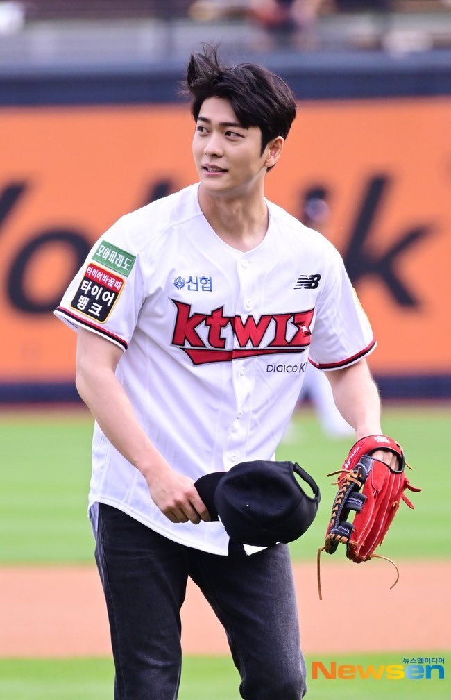 姜泰伍摘下帽子模樣清爽