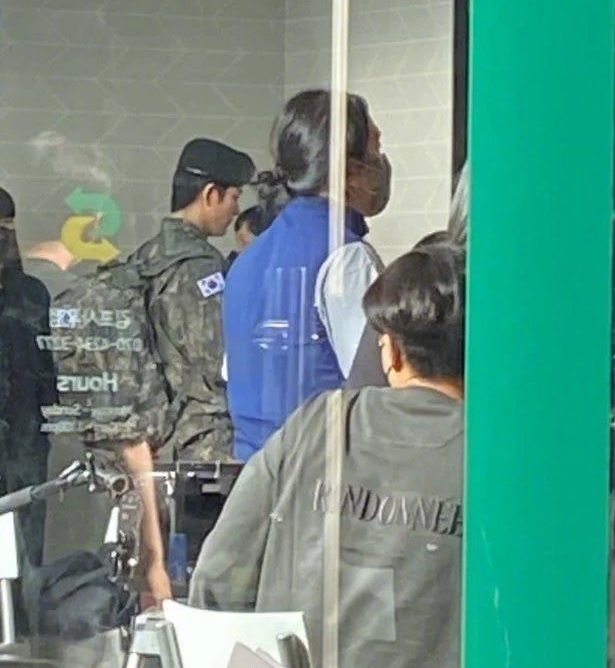 網友目擊到穿軍裝的姜泰伍