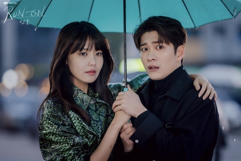 姜泰伍和秀英譜出「女霸總愛上年下犬系男」戀曲