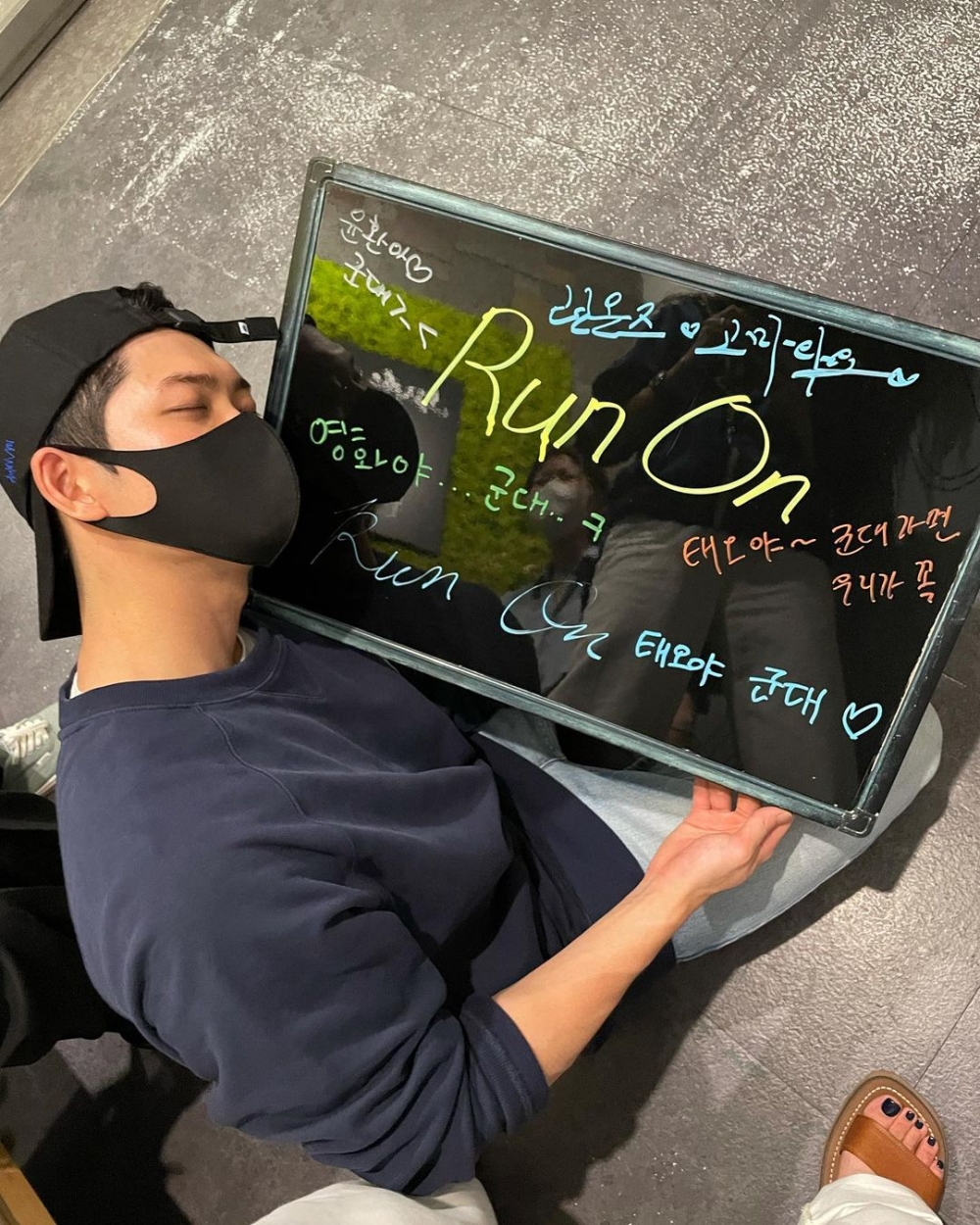 《Run On》劇組為姜泰伍舉辦入伍送別會