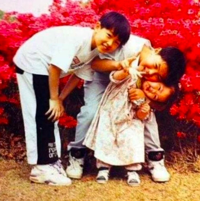 宋仲基的哥哥曬三兄妹童年合照