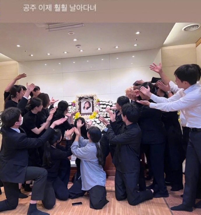 劉珠恩同學們在葬禮上的合照