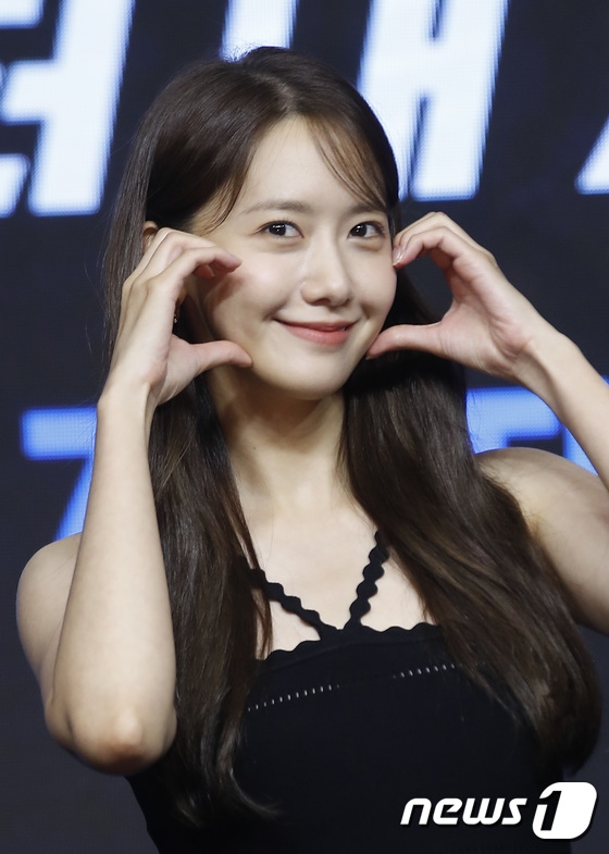 潤娥應主持人要求在發佈會上撒嬌為電影求關注