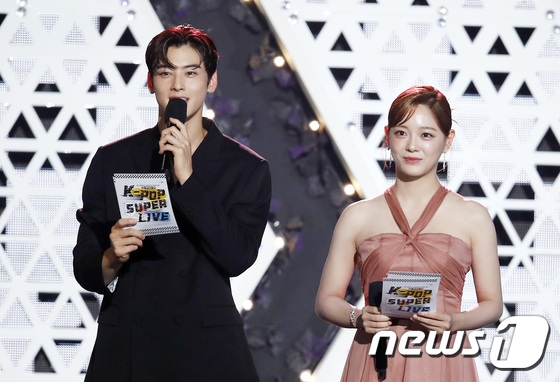 金世正與車銀優合體擔任主持人