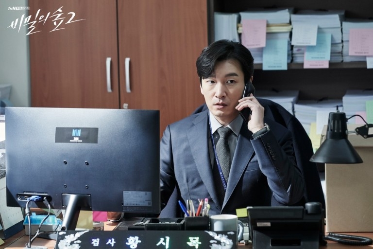 《秘密森林》曹承佑飾演黃始木檢察官