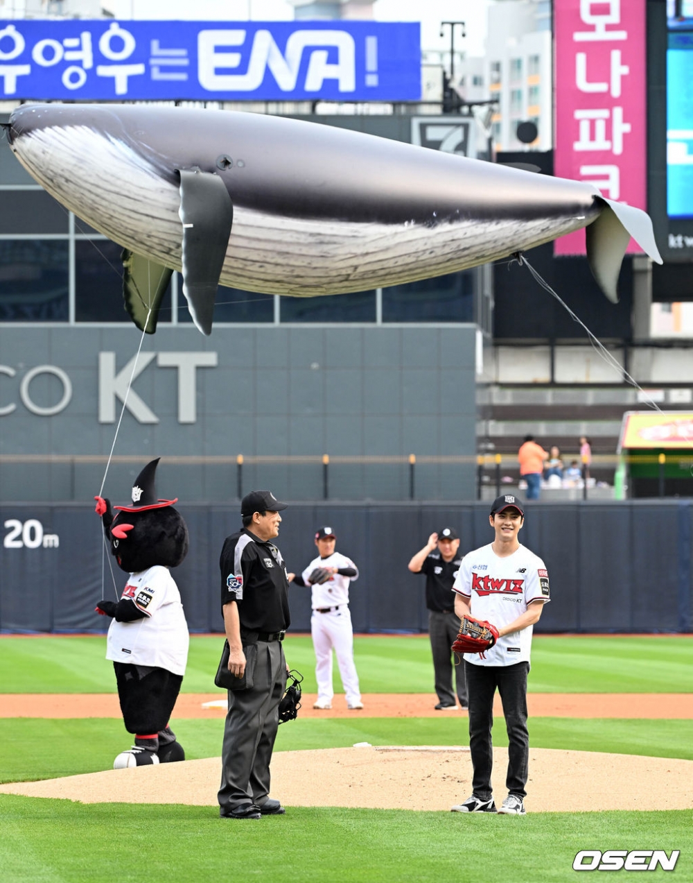 姜泰伍與「鯨魚」一起進場