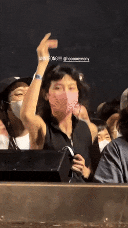 鄭好娟與惠利跳上跳下非常嗨，柳俊烈也在一旁