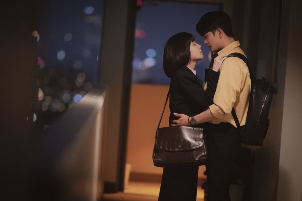 姜泰伍與朴恩斌劇中吻戲成為話題