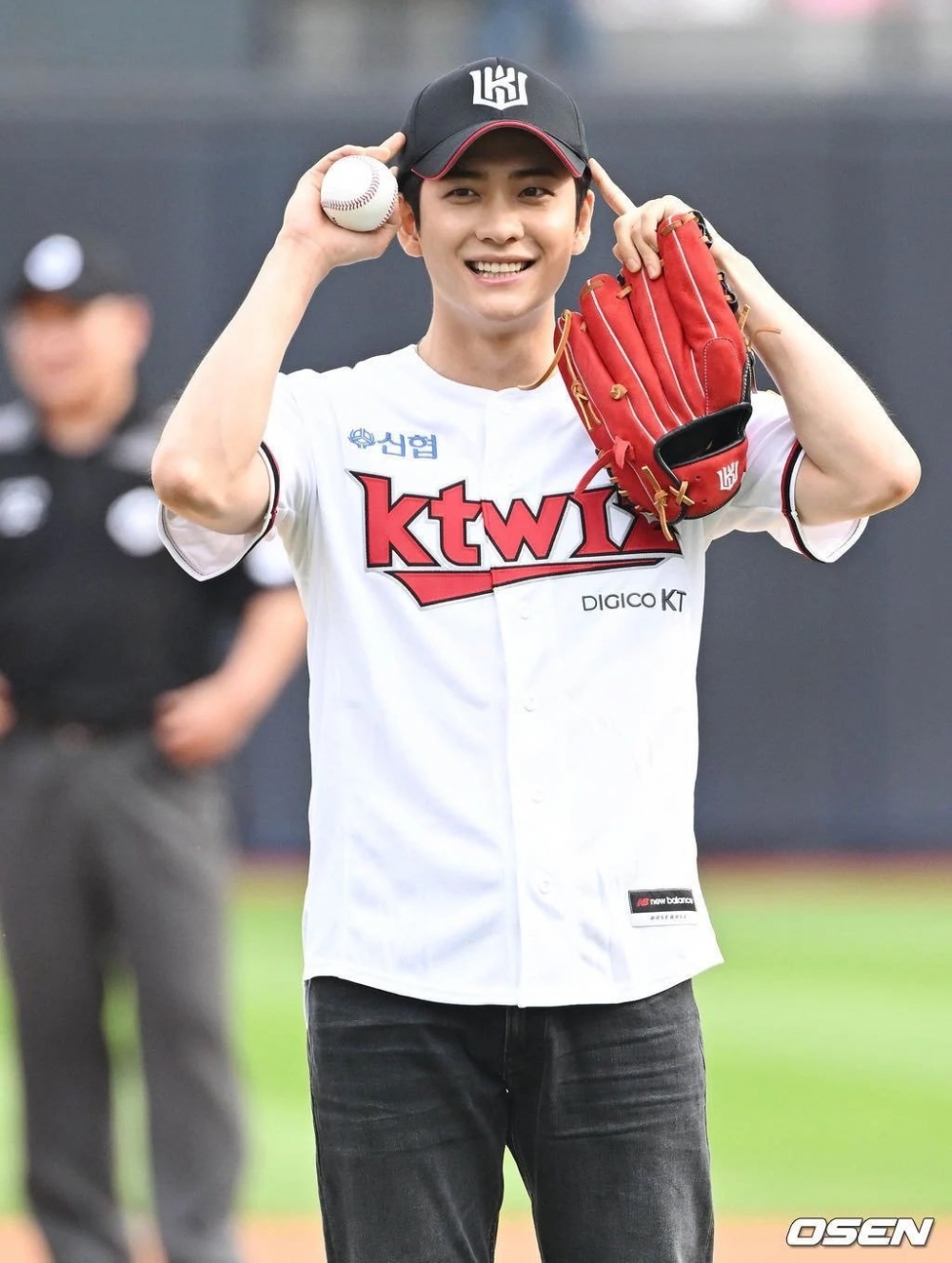 姜泰伍首次受邀開球