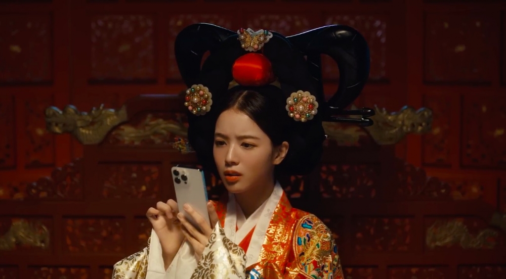 盧正義為證券公司拍攝廣告換上古裝