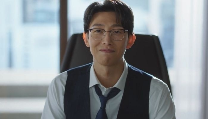 姜其永在劇中有許多即興演出