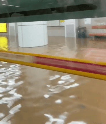 地鐵站內部災情