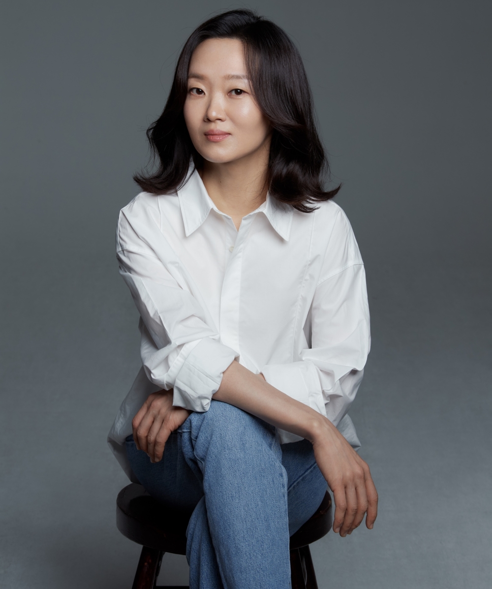 李鳳輦穿梭於舞台和螢幕之間，以自己的演技風格詮釋每個角色