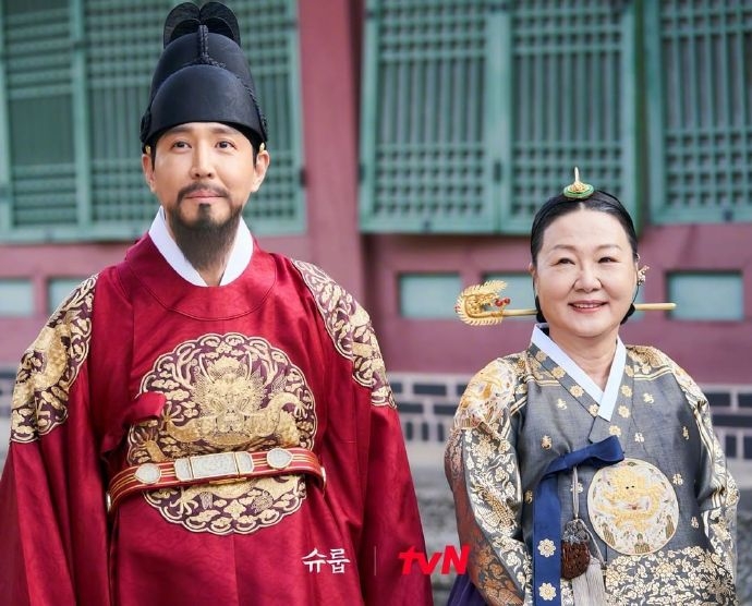 崔元英飾演君主／金海淑飾演大妃