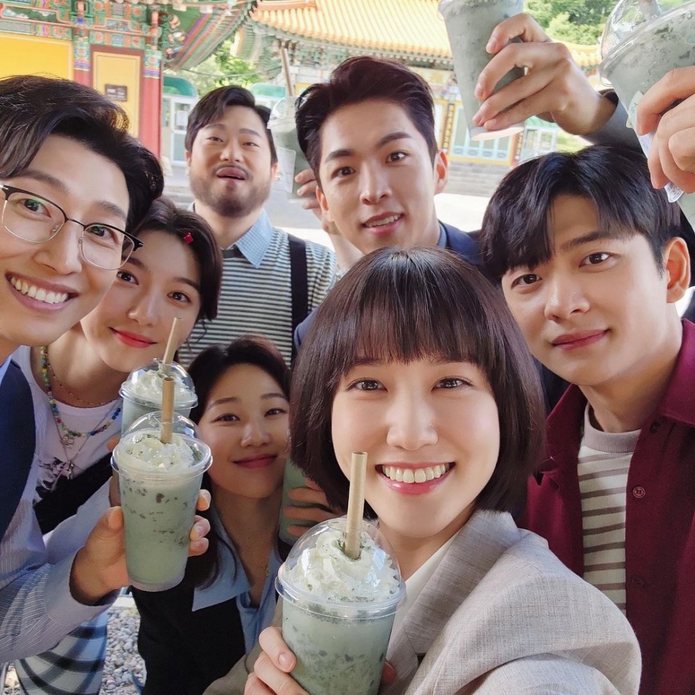 曾和朴恩斌合作過的演員們也送上祝福影片