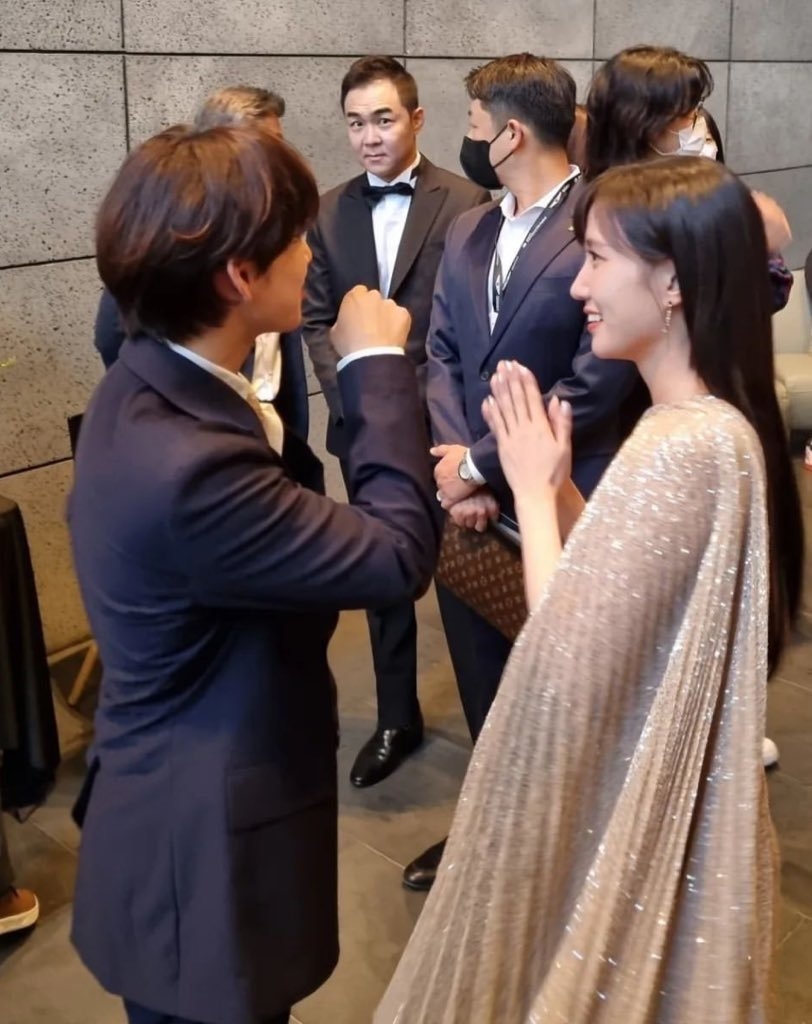 任時完與朴恩斌開心聊天