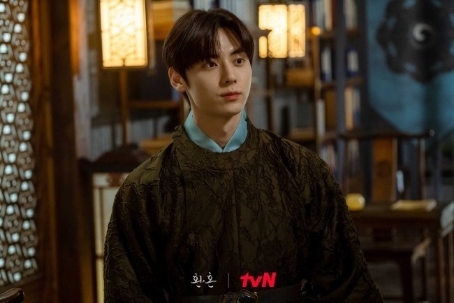 黃旼炫在《還魂》中飾演天才貴公子「徐律」