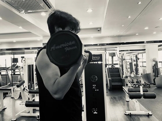 崔宇植曬健身照