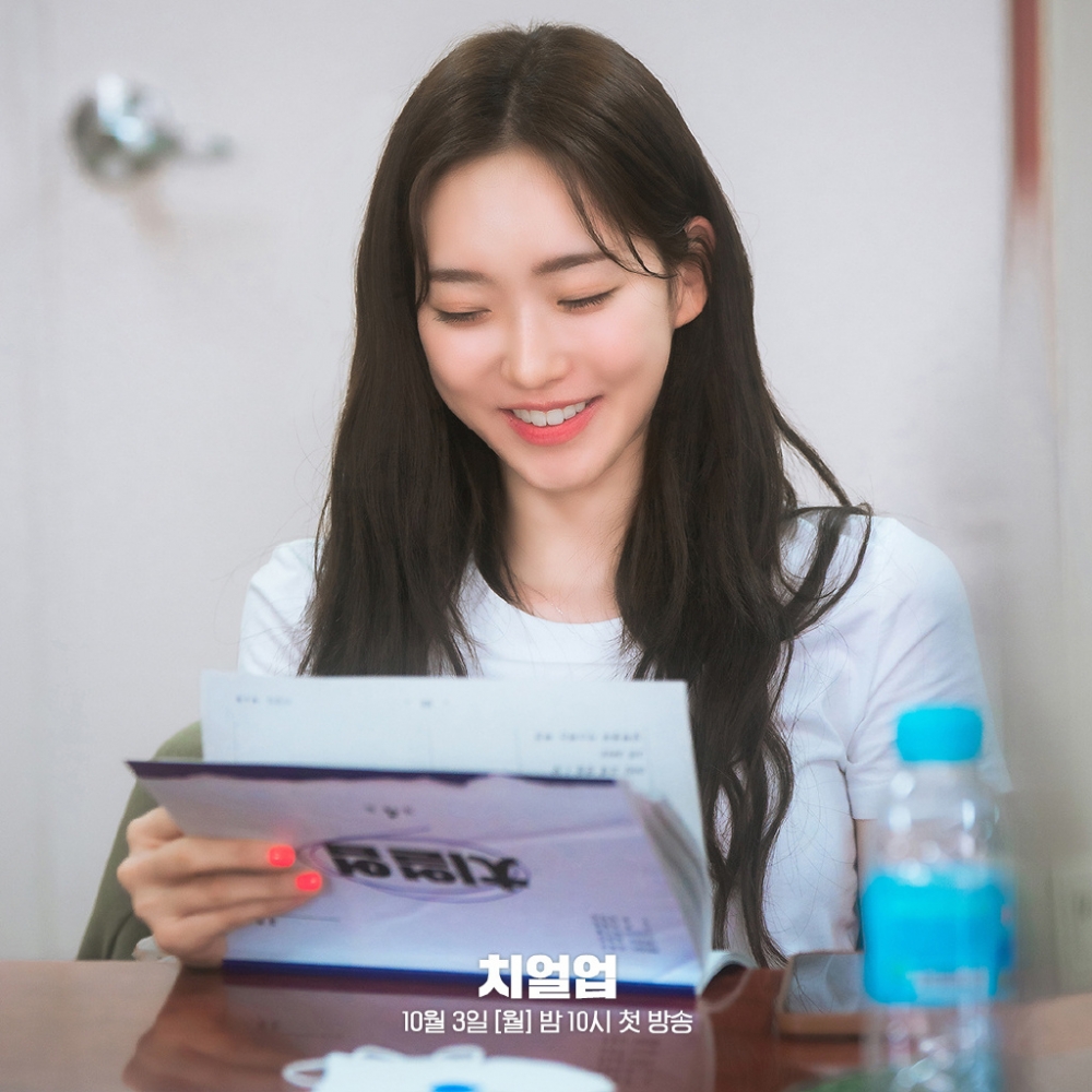 韓智賢飾演延禧大學神學系19級新生「都海伊」