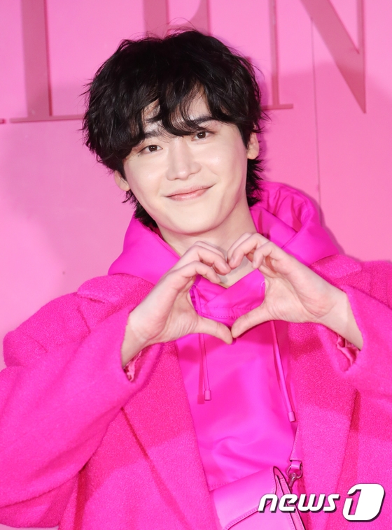 李鍾碩全身粉紅造型