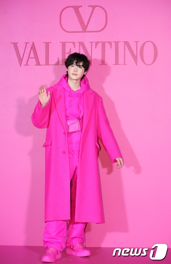 李鍾碩全身粉紅造型