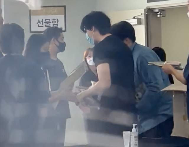 李鍾碩親自幫粉絲驗票、發應援禮物