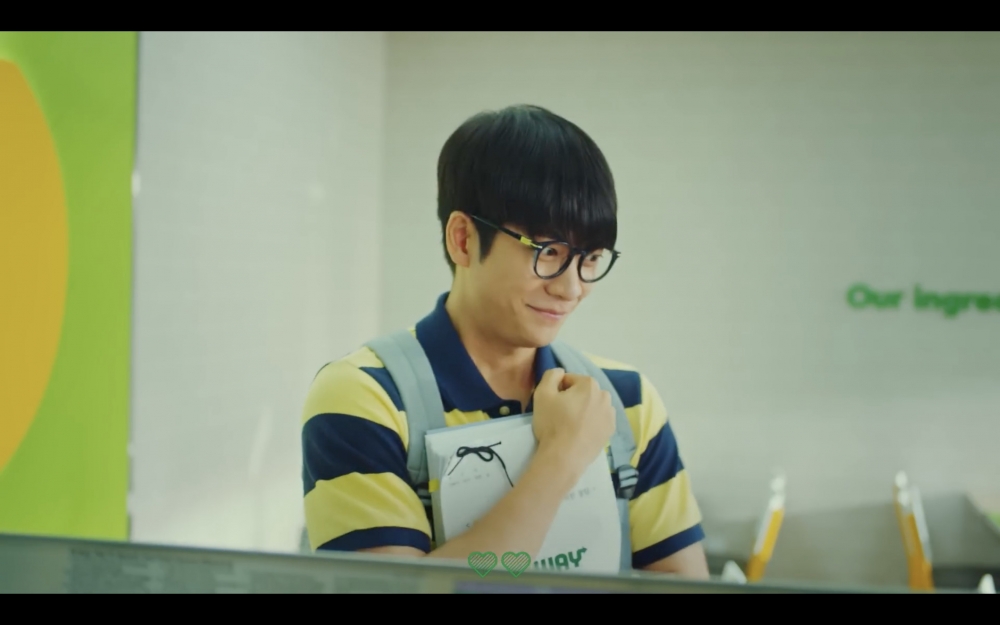 姜泰伍在廣告中一人分飾五角