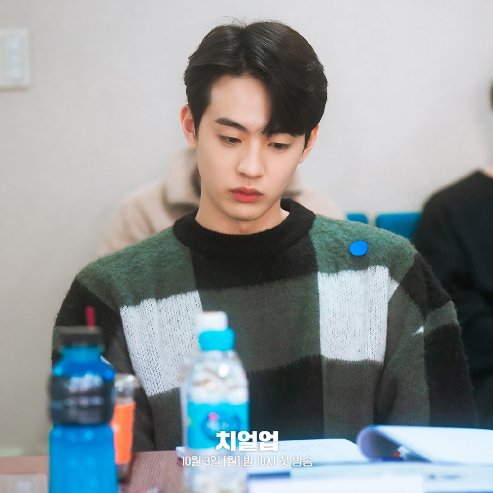 金賢鎮飾演延禧大學醫科大學醫系19級新生「陳善浩」