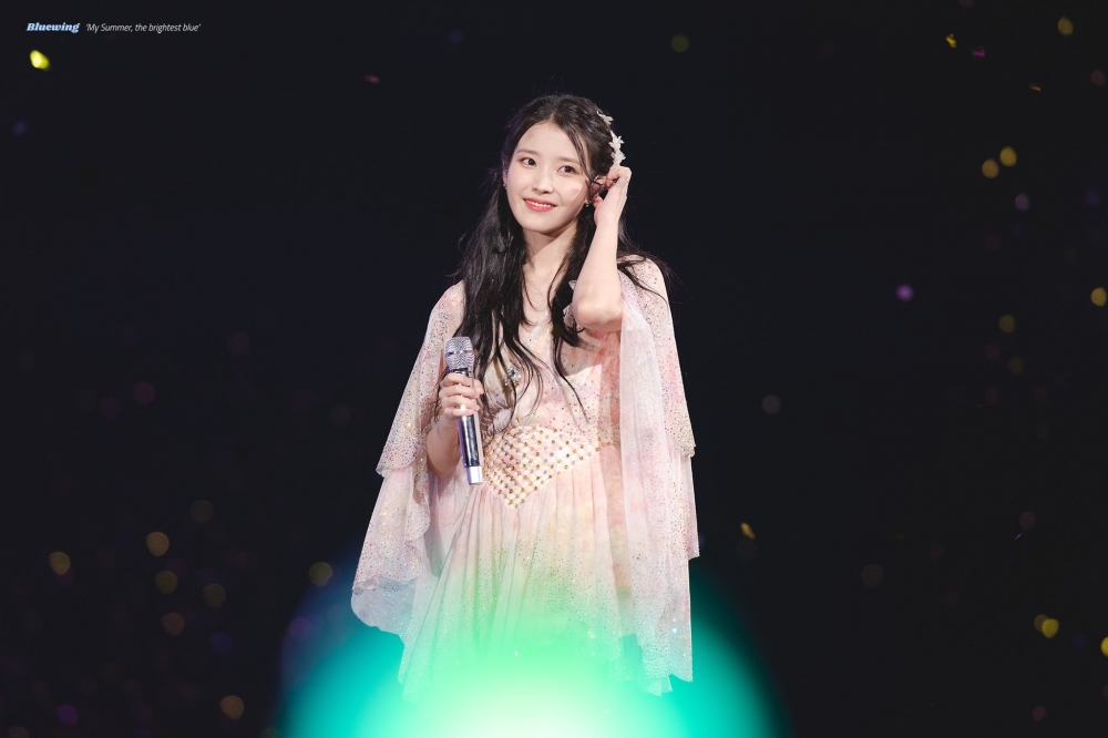 IU日前在演唱會坦承耳朵出現問題