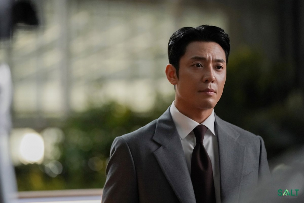 金柱憲在《黑話律師》飾演九川市長「崔道河」