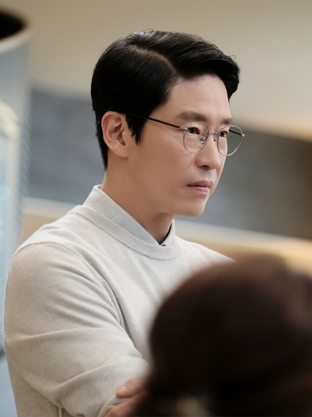 嚴基俊飾演國內最大移動的企業代表「馬修·李」