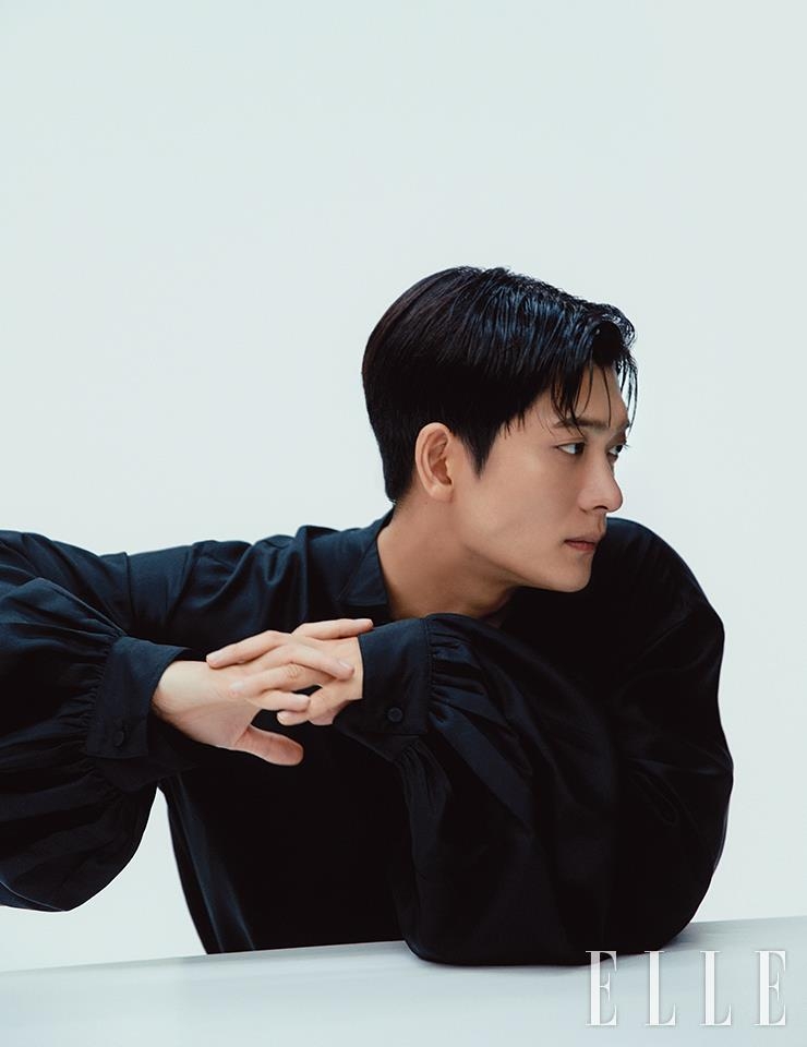 姜泰伍《ELLE KOREA》時尚畫報公開