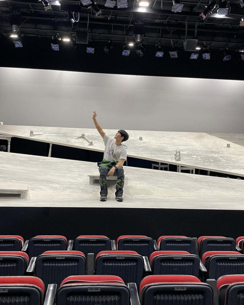 金宣虎比出「手指愛心」向粉絲傳達感謝