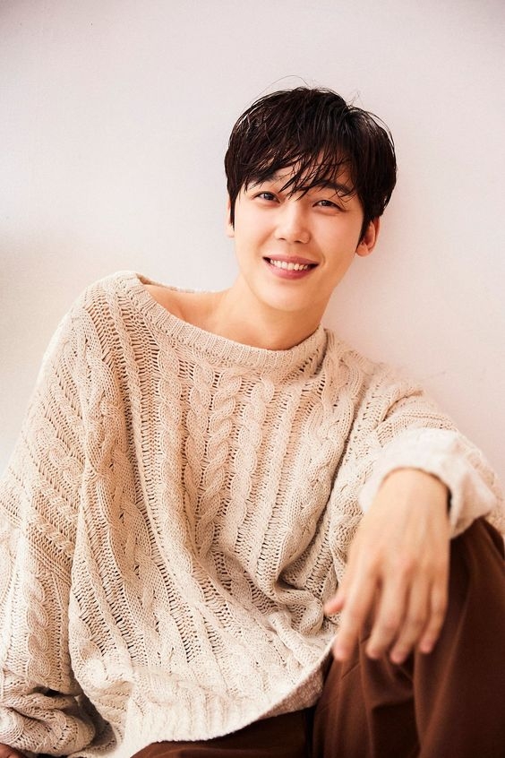 尹鐘焄飾演娛樂公司代表「梁鎮模」