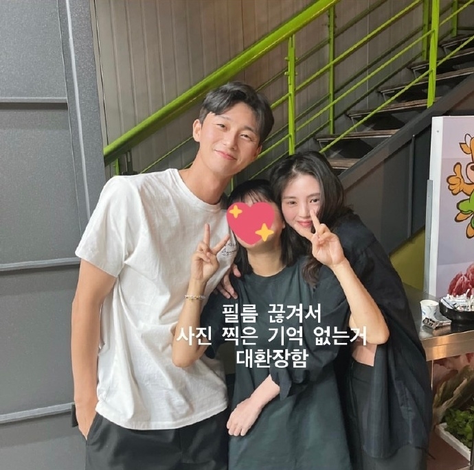 朴敘俊與韓韶禧與工作人員合影