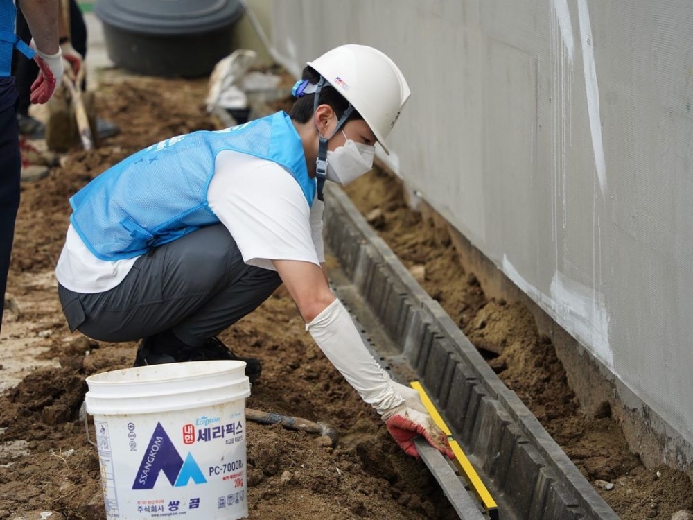 朴寶劍穿上工裝依舊帥氣