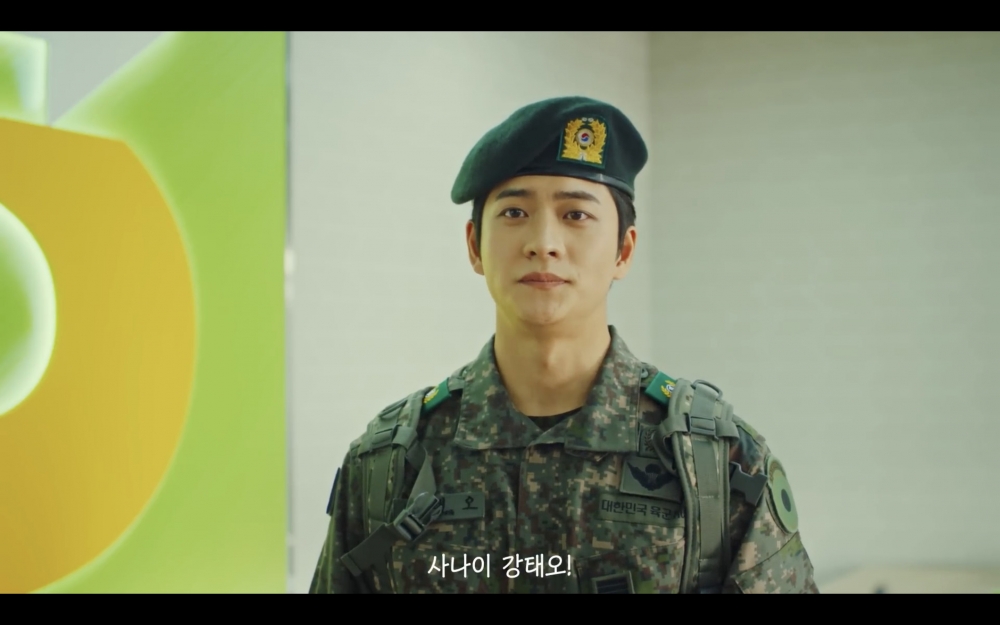 日前有網友目擊姜泰伍身穿軍服拍廣告以為他將閃電入伍