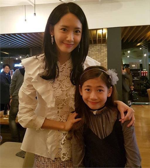 潤娥與童星朴敏荷合照