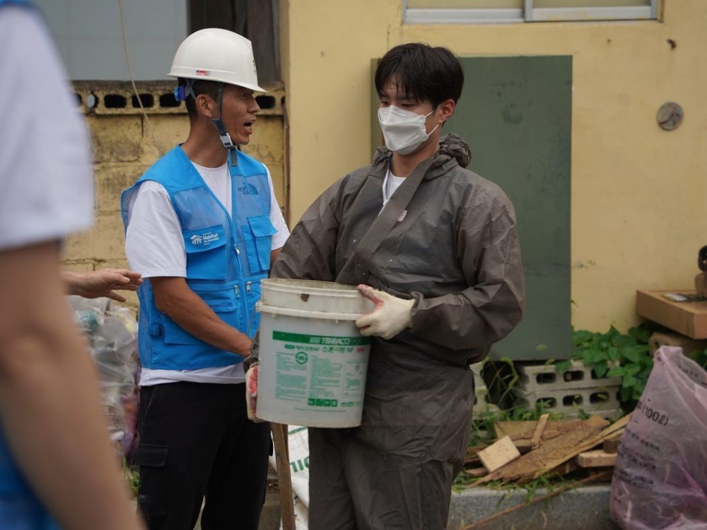 雖然在現場揮汗如雨但朴寶劍顏值依然受到網友讚美