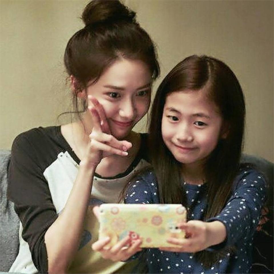 潤娥與童星朴敏荷合照