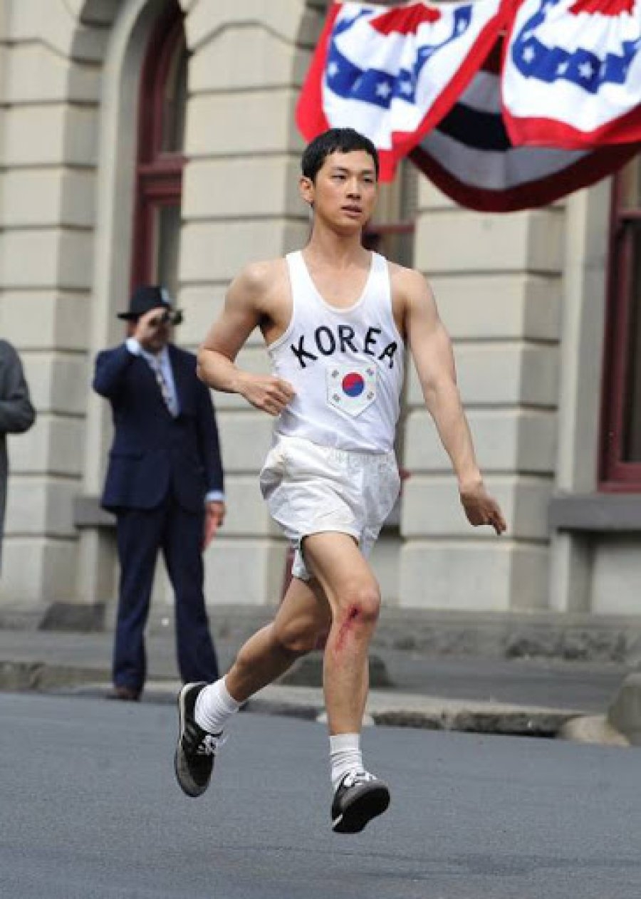 任時完飾演孫基禎和南承龍的弟子「徐潤福」