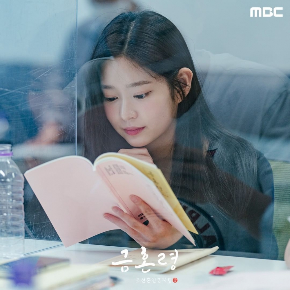 金珉周飾演世子嬪安子妍