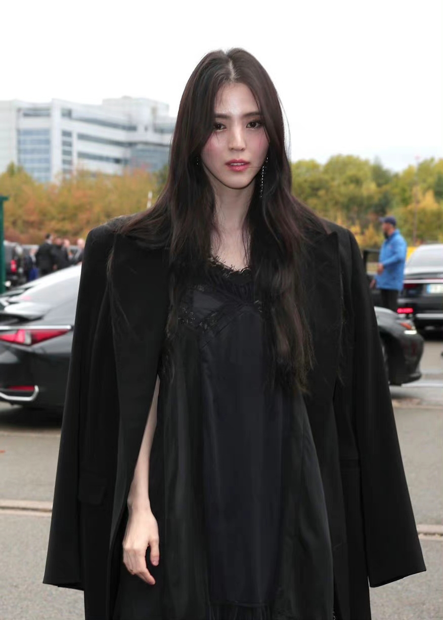 抵達時裝秀場外的韓韶禧