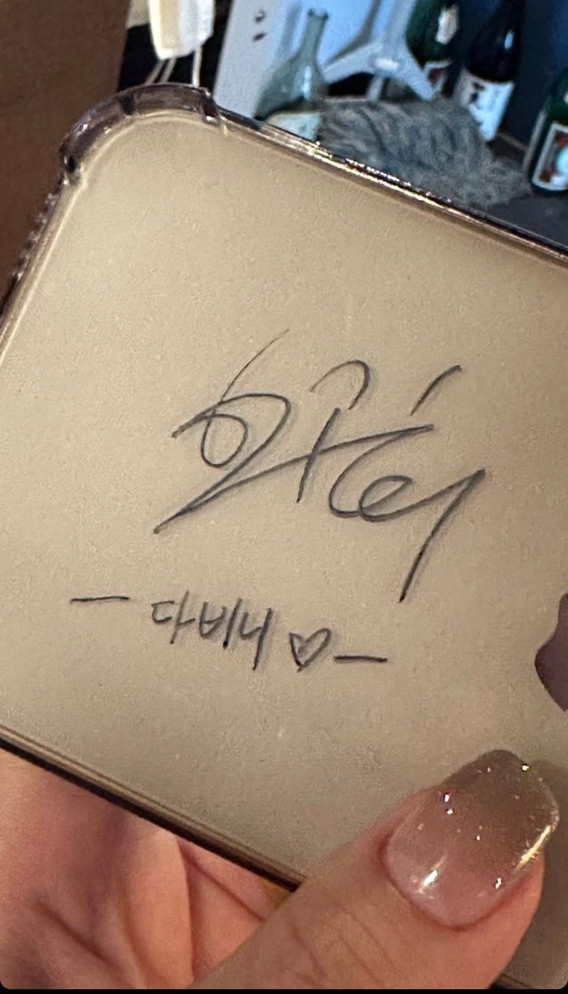 韓韶禧在粉絲手機上簽名