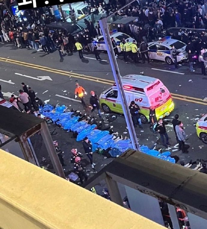 搶救無效的傷者遺體們並排放在路邊