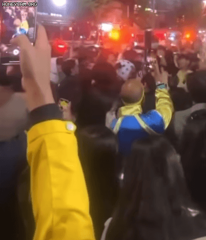 圍觀群眾對著救護車唱歌熱舞