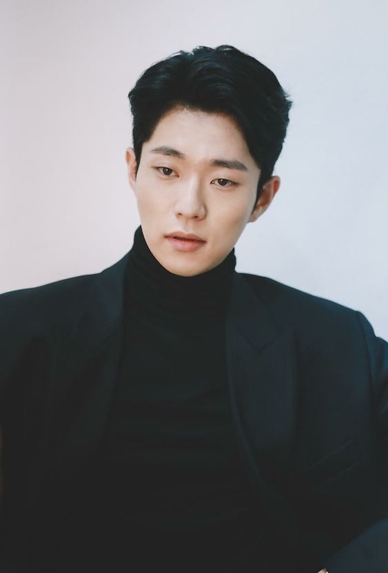 尹鐘碩飾演閔在伊的未婚夫韓成溫