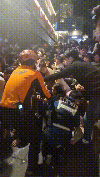 由於人潮擁擠,傷者難以運出