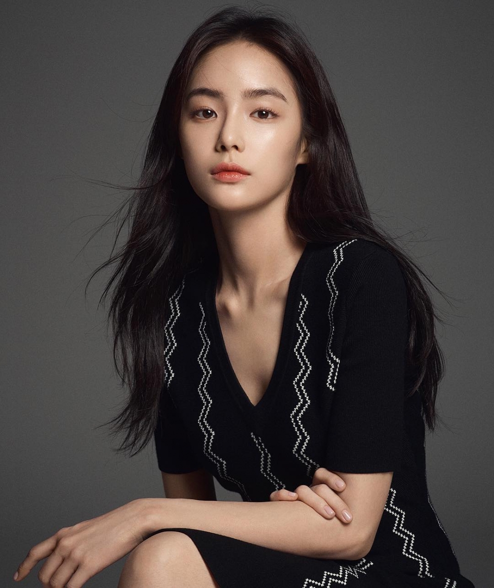 洪知秀與高允貞同經紀公司